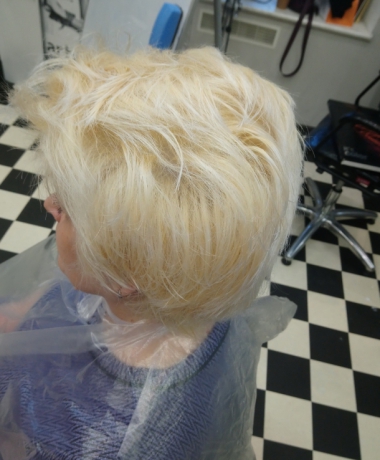 2. после осветление, промежуточный этап окрашивания волос